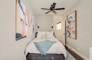 1 habitación, tabla de planchar con plancha y cuna de viaje 