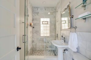 Shower, hair dryer, towels, soap - Barclay House in Walker's Point (Milwaukee)