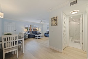 Interior - Gulf Coast Beach Life - Treasure Island (Treasure Island)