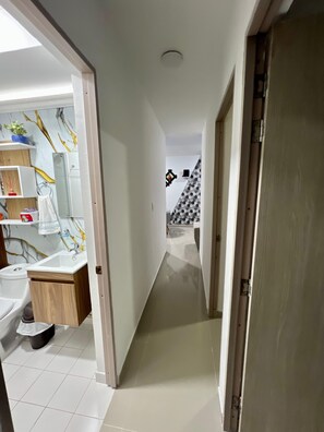 Shower, towels, soap, toilet paper - Apartment for rent per days 10 min. from the airport, downtown and 3 blocks from beaches. (Cartagena de Indias)