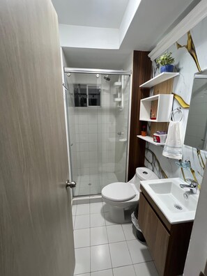 Shower, towels, soap, toilet paper - Apartment for rent per days 10 min. from the airport, downtown and 3 blocks from beaches. (Cartagena de Indias)