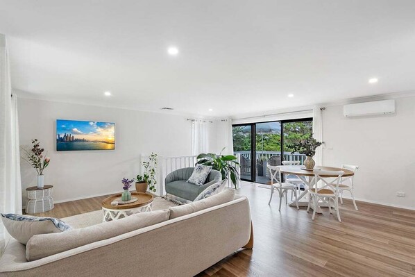 Smart TV, ping pong - Barefoot at North Avoca – Elevated Coastal Escape (North Avoca)