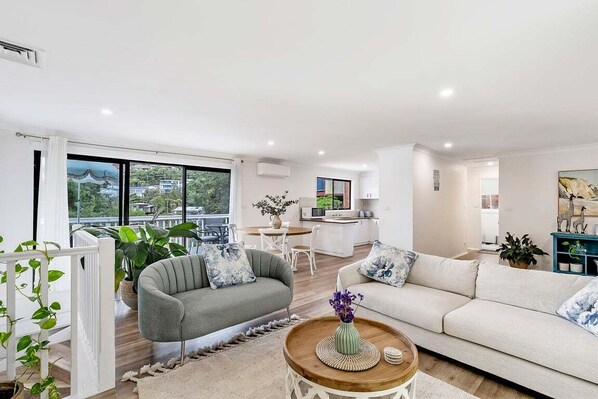 Smart TV, table tennis