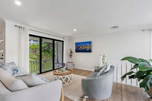 Smart TV, table tennis