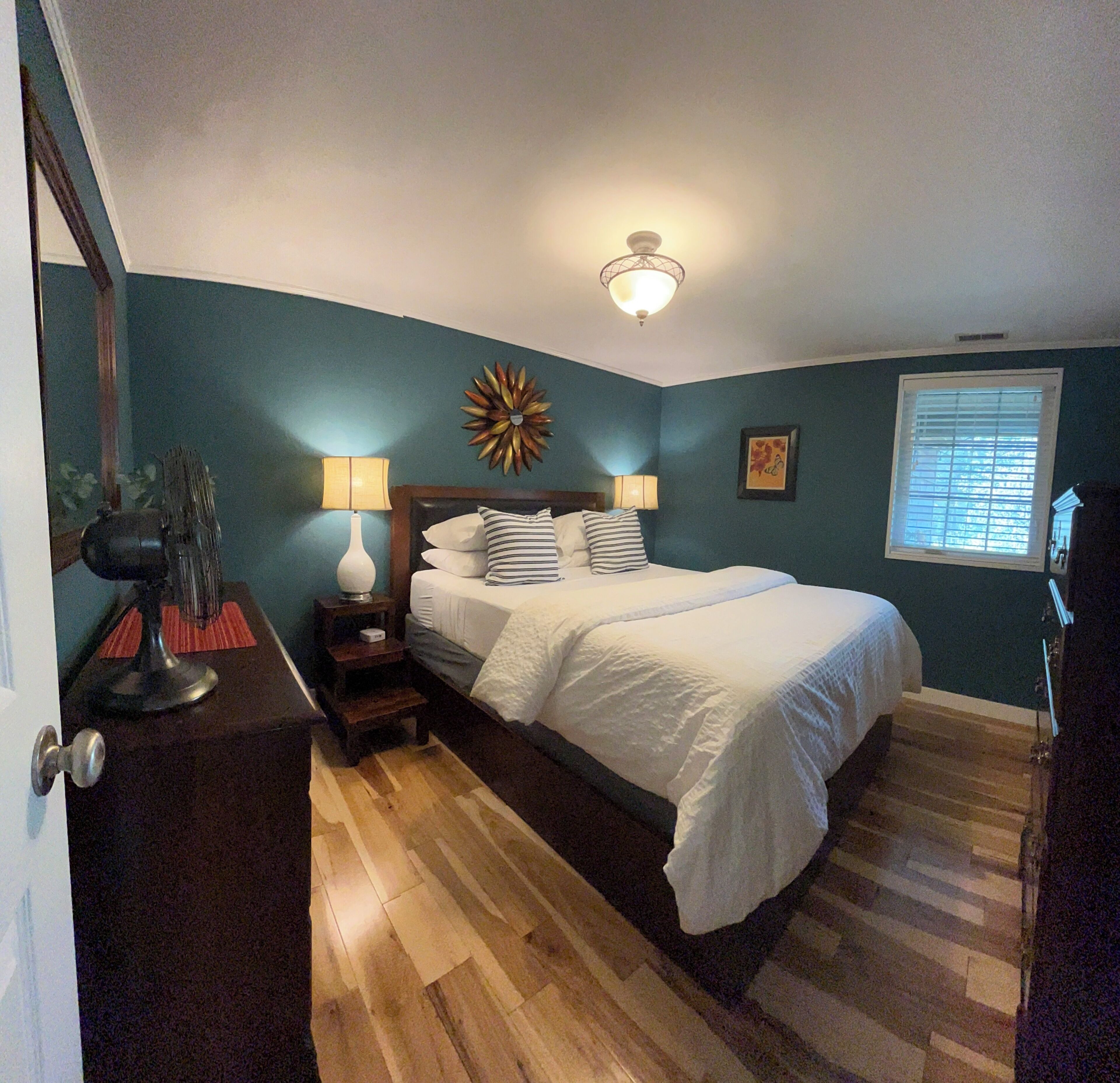 3 bedrooms, iron/ironing board, WiFi, bed sheets