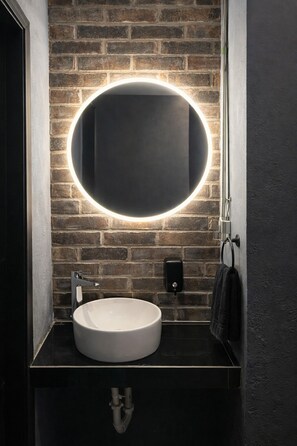 Douche, serviettes fournies, savon, papier de toilette