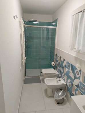 Shower, bidet, towels, toilet paper - Villa d'aMare | Holiday apartments in Porto Potenza Picena - Corallo (Porto Potenza Picena)