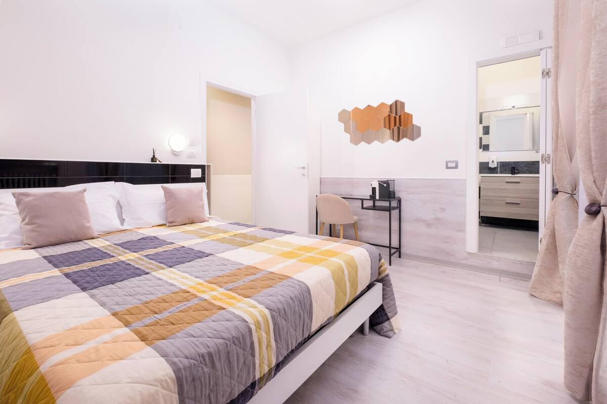 Schreibtisch, laptopgeeigneter Arbeitsplatz, Verdunkelungsvorhänge