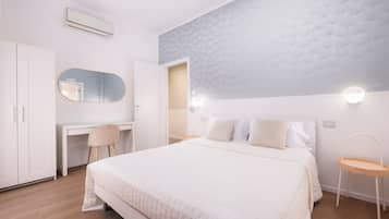 Deluxe-Doppelzimmer, Stadtblick | Schreibtisch, laptopgeeigneter Arbeitsplatz, Verdunkelungsvorhänge