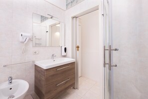 Deluxe Double Room, City View | Bathroom | Shower, free toiletries, hair dryer, towels - Porta San Felice Relais (Bologna)