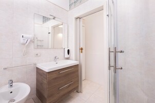 Doppia Deluxe, vista città | Bagno | Doccia, set di cortesia gratuito, asciugacapelli, asciugamani