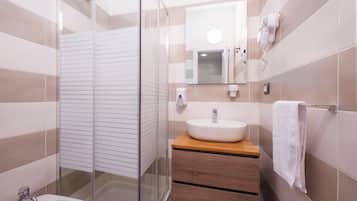 Deluxe-Doppelzimmer | Badezimmer | Dusche, kostenlose Toilettenartikel, Haartrockner, Handtücher