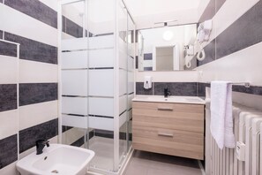 Shower, perlengkapan mandi gratis, pengering rambut, dan handuk