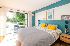 5 bedrooms, free WiFi - Sunny - Superb villa in a large garden and a ten meter heated pool (STE MARIE DE RE)