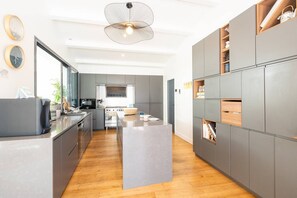 Fridge, oven, dishwasher, cookware/dishes/utensils - Sunny - Superb villa in a large garden and a ten meter heated pool (STE MARIE DE RE)