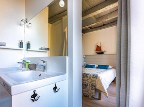 5 bedrooms, free WiFi - Tour rouge - Demeure d'exception vue mer au Cœur de Saint Martin de Ré (ST MARTIN DE RE)