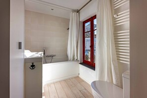 Bathroom - Tour rouge - Demeure d'exception vue mer au Cœur de Saint Martin de Ré (ST MARTIN DE RE)