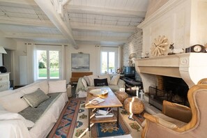 TV, fireplace - Moulin neuf - Family Retreat with Pool and Wooded Setting (LA COUARDE SUR MER)