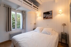 5 bedrooms, free WiFi - Moulin neuf - Family Retreat with Pool and Wooded Setting (LA COUARDE SUR MER)