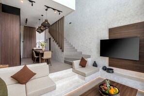 Villa – deluxe, 2 soverom, privat bad, bassengutsikt | Oppholdsområde | En 32-tommers smart-TV med digitale kanaler