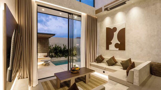 Un salon moderne avec vue sur la piscine, un ensemble de canapés et une table à manger.