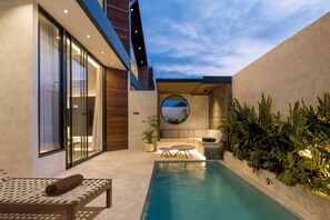 Outdoor pool, pool loungers - Villa Fresko 4 by Alfred in Bali (Munggu)