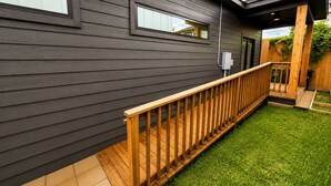 A modern house with a wooden deck and a small garden. - Muse Atelier | Midtown Houston (Houston)