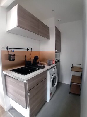 Fridge, microwave, toaster, cookware/dishes/utensils - AS26946 - Ground floor apartment (P2) 20m from the beach with parking (LE GRAU DU ROI)