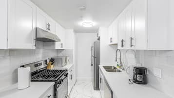 Microondas, horno, parrilla de estufa y lavavajillas