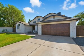 Exterior - Mesa Family Retreat, Pool, Yard, Pet Friendly (Mesa)