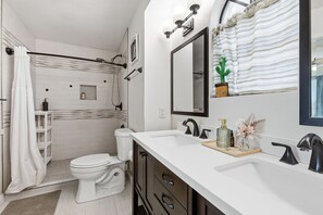 Doccia, asciugacapelli, asciugamani, sapone