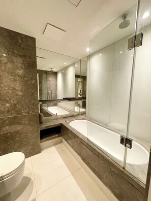 Towels, soap, toilet paper - Luxury Canary Wharf 1 bed apt (London)