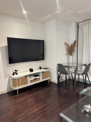 Interior - Luxury Canary Wharf 1 bed apt (London)