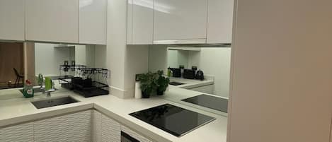 Mikrowelle, Ofen, Herdplatte, Geschirrspüler