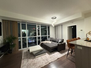 Smart TV - Luxurious apartment in Mississauga Square One (Mississauga)