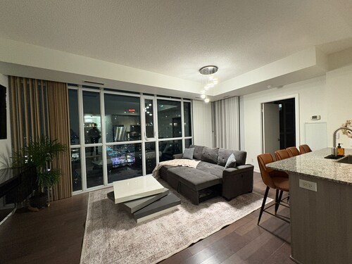 Luxurious apartment in Mississauga Square One