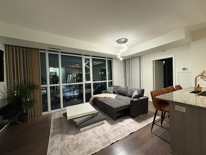 Luxurious apartment in Mississauga Square One