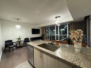 Interior - Luxurious apartment in Mississauga Square One (Mississauga)