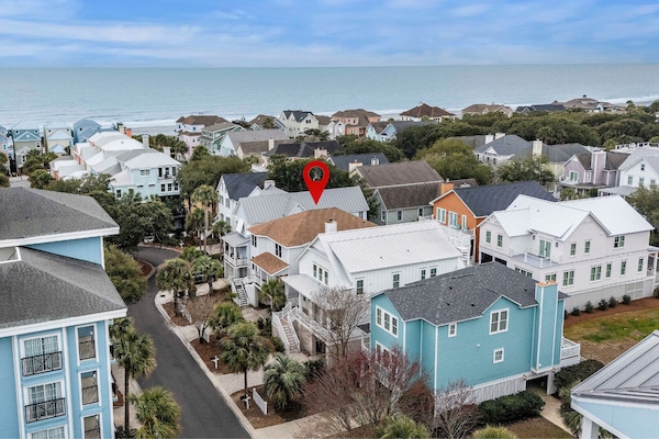In the heart of it all. Steps to dining & the ocean.