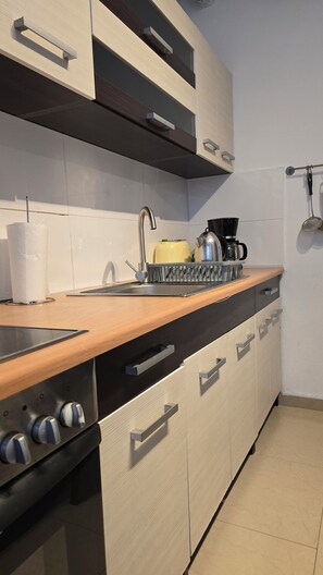 Jääkaappi, mikroaaltouuni, uuni, liesi