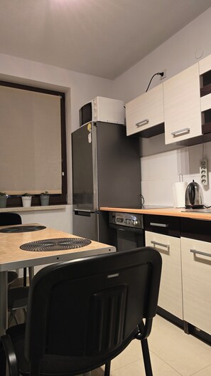 Jääkaappi, mikroaaltouuni, uuni, liesi