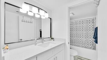 Secadora de cabello, toallas, jabón, papel de baño