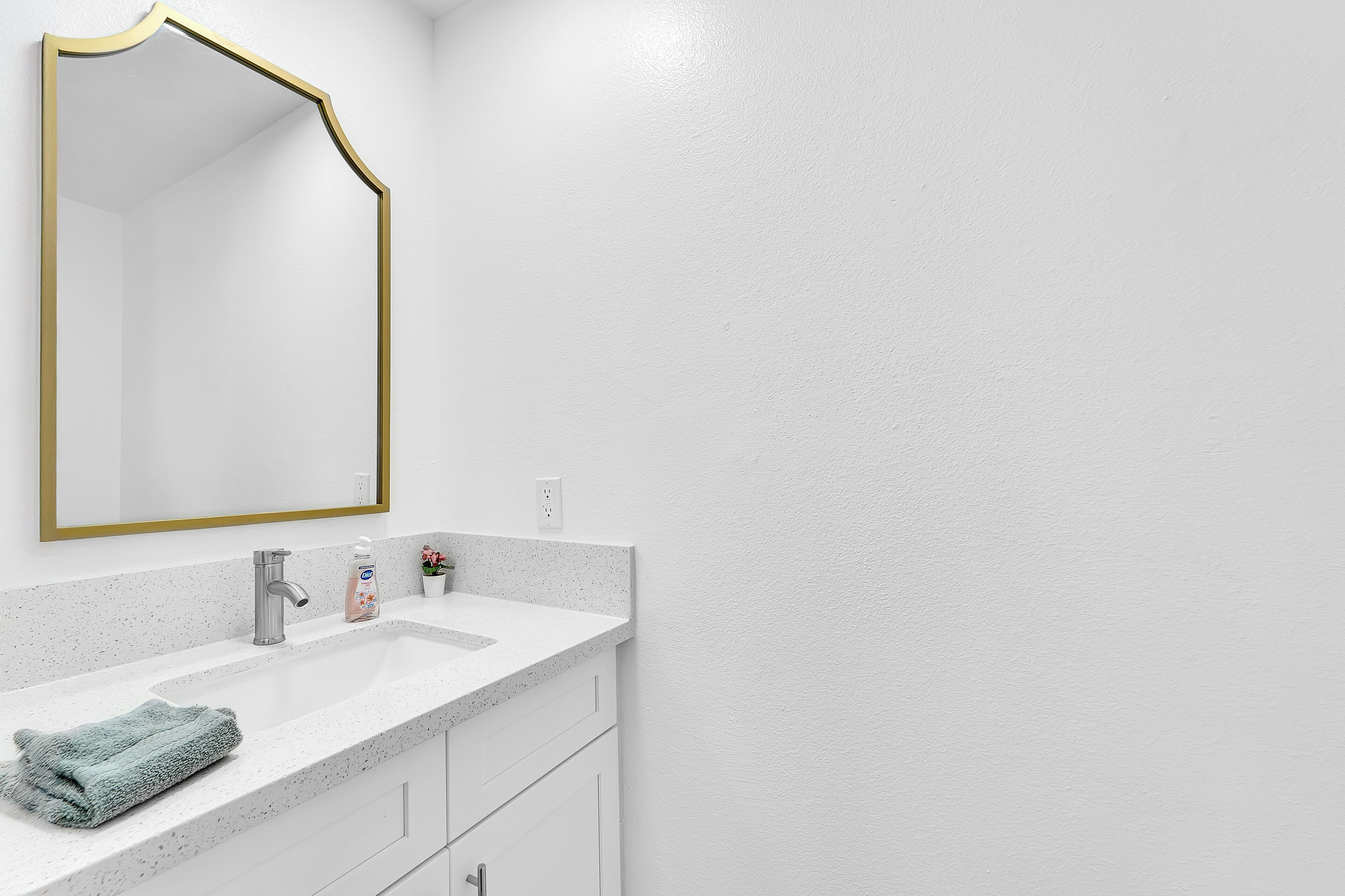 ヘアドライヤー、タオル、石鹸、トイレットペーパー