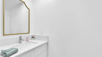 吹风机、毛巾、肥皂、卫生纸