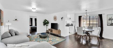 Una televisión, una chimenea