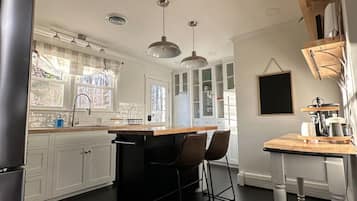 Kjøleskap, mikrobølgeovn, kokeplater og oppvaskmaskin