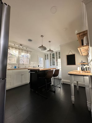 Fridge, microwave, stovetop, dishwasher - DMV Getaway | Chapman SP+Mount Aventine (Indian Head)