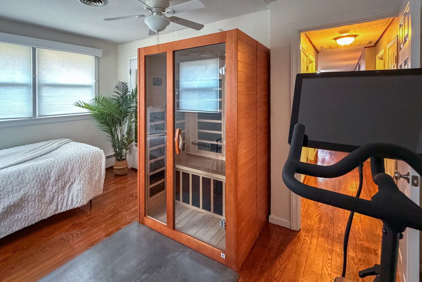 3 bedrooms, desk, WiFi, bed sheets