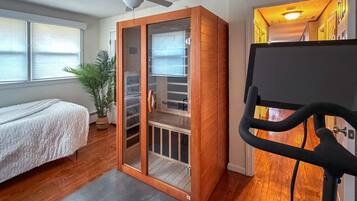 3 bedrooms, desk, WiFi, bed sheets