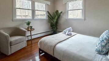 3 bedrooms, desk, WiFi, bed sheets